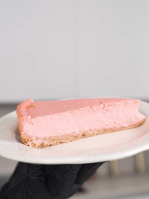🩷 TARTA DE QUESO PANTERA ROSA 🍰 Una cheesecake ultra cremosa, con centro fluido y todo el sabor inconfundible de los míticos Pantera Rosa. 👨‍🍳 Paso a paso: Tritura 4 Pantera Rosa con 400 g de nata hasta obtener una mezcla homogénea. Añade 500 g de queso crema y 140 g de azúcar. Incorpora 6 huevos uno a uno, mezclando suavemente. Agrega colorante rosa hasta conseguir el tono deseado. Vierte la mezcla en un molde de 26 cm. Hornea a 170°C durante 30 minutos, dejando el centro tembloroso. Deja enfriar y refrigera toda la noche. Sirve fría o templada para disfrutar de su interior cremoso y fundente. ✨ Truco: No te pases de horneado. La clave está en mantener el centro ligeramente fluido para conseguir esa textura irresistible. #TartaDeQueso #PanteraRosa #Cheesecake #PostresCaseros #FoodPorn #ReelsFood #TikTokFood #Postres #DessertLover #RecetasFáciles #Foodie #CheesecakeLovers 🍰🩷