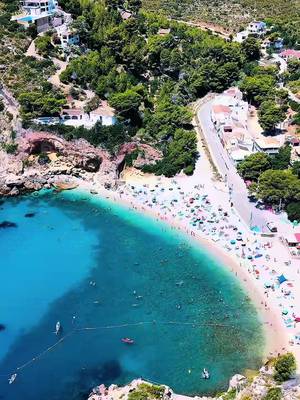 Hay lugares que parecen sacados del Caribe… pero están aquí, en España. 🇪🇸💙 📍La Granadella (Jávea) es una de esas playas que te dejan con la boca abierta: aguas completamente cristalinas, acantilados espectaculares y un entorno perfecto para pasar el día o hacer snorkel. 🤿 Si estás recorriendo la Costa Blanca, este lugar merece un hueco en tu itinerario. ¿Ya la conocías o la acabas de agregar a tu lista de pendientes? 👀👇 #LaGranadella #Javea #CostaBlanca #Alicante #playasespaña 