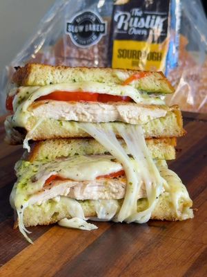#ad A great sandwich starts with great bread!! This chicken caprese grilled cheese is proof that you don't need a long ingredient list to make something delicious. Crispy chicken, melty mozzarella, juicy tomatoes, pesto mayo, and The Rustik Oven sourdough as the foundation. The Rustik Oven's sourdough is slow-fermented for 12 hours, giving it that bakery-style flavor I love. Add a few quality ingredients and you've got the perfect sandwich. @Rustik Oven #TheRustikOvenPartner 