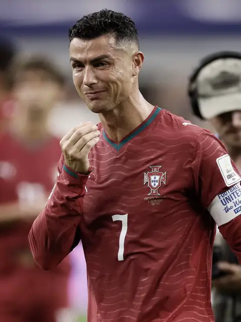 ❤️‍🩹🥺 Cristiano, 𝒅𝒆𝒗𝒂𝒔𝒕𝒂𝒕𝒆𝒅 𝒊𝒏 𝒕𝒆𝒂𝒓𝒔 at full time… his World Cup dream is officially 𝒐𝒗𝒆𝒓. 😔 😢👋🏼 𝐂𝐫𝐢𝐬𝐭𝐢𝐚𝐧𝐨 𝐑𝐨𝐧𝐚𝐥𝐝𝐨’𝐬 𝐥𝐚𝐬𝐭 𝐦𝐨𝐦𝐞𝐧𝐭 𝐞𝐯𝐞𝐫 𝐨𝐧 𝐭𝐡𝐞 𝐩𝐢𝐭𝐜𝐡 𝐢𝐧 𝐚 𝐖𝐨𝐫𝐥𝐝 𝐂𝐮𝐩... it’s the end of an era. 𝑹𝒆𝒔𝒑𝒆𝒄𝒕. ❤️