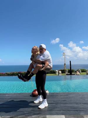 Sometimes you just need a hug ❤️@EileenPost #adidastraining #lesmills #baliretreat 
