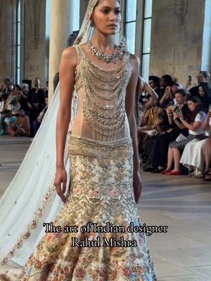 Rahul Mishra est le premier créateur indien à défiler au calendrier officiel de la Haute Couture à Paris , il transforme le savoir faire artisanal en œuvres d’art sur les podiums ✨ 