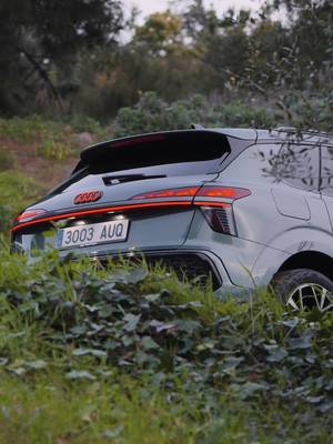 Quédate con quien te mire como la cámara mira al Audi Q3.​ ​ Un diseño que se sale del cuadro. #audi #q3 #carspotting