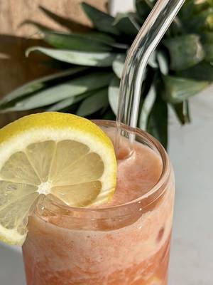 Summer in a glass. 🍓🍍🍋  Save before the season ends. ⬇️ Strawberry Pineapple Lemonade: 👉 1 cup Fresh Del Monte Pineapple, juiced 👉 1 cup fresh strawberries 👉 2 Fresh Del Monte Lemons, juiced 👉 2 cups cold water 👉 Ice + honey to taste #freshdelmonte #fruit #freshfruit #summerrecipes #lemons 