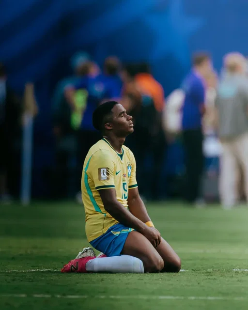Ainda é difícil pensar em como confortar todos como gostaria, mas sei que devo agradecer muitos. A Deus, pela oportunidade, a minha família, pelo carinho e suporte, e a todos os brasileiros pela torcida e incentivo. O orgulho pela nossa história e a esperança de voltarmos a conquistar o maior troféu vão continuar me guiando todos os dias, e em cada um, vou fazer o possível para estarmos juntos outra vez e mais fortes. @Seleção Brasileira 