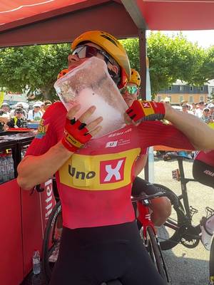 🧊🤣 Extreme heat, extreme solution!  #TDF2026 #sportstiktok #cycling #TourDeFrance 