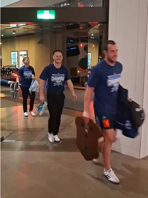 The NSW Blues side is welcomed back to their hotel 🙌🏻 #NRL #StateOfOrigin  (Via: IG/findlay1144)