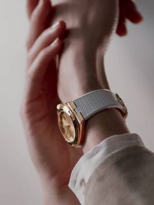 The Poise of Proportion  A new chapter in the Overseas narrative unfolds, where design meets contemporary desire. The 34.5mm diameter case offers a subtle dance of form and function, broadening the ways this watch can be worn and experienced today. Encased in 18K pink gold, its hexagonal Maltese Cross bezel takes visual prominence, a quiet nod to the Maison's enduring identity.  The new timepiece is crafted for daily wearability with its interchangeable bracelets and straps, adapting effortlessly to various occasions and styles, from casual to formal.  #VacheronConstantin #OneOfNotMany