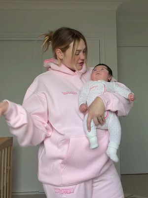 If anyone knows any stores with matching mummy & daughter outfits, please let me know 