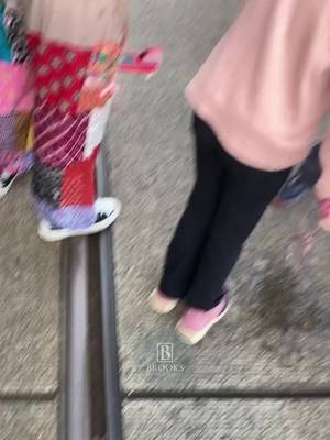 💨 Uso de gás lacrimogêneo em protestos: Até onde vai a lei? As imagens de uma menina atingida por agentes químicos chocam, mas elas também servem como evidências jurídicas fundamentais. Se você sofreu um acidente, se machucou no trabalho ou está enfrentando o processo de imigração, você merece ter alguém ao seu lado. Nós ajudamos pessoas reais a atravessar alguns dos momentos mais difíceis da vida. Nossas consultas são sempre GRATUITAS, e nós estamos aqui para ouvir você. 📲 Envie uma mensagem ou ligue para 617-245-8090 e agende sua consulta gratuita hoje mesmo.   #DireitosCivis #ForcaExcessiva #ProtestosEUA #QuartaEmenda #BrooksLaw