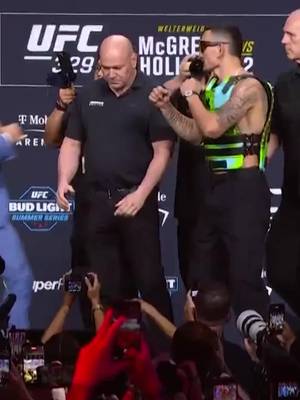 A PRIMEIRA ENCARADA 🚨 Conor McGregor e Max Holloway fazem a luta principal do #UFC329! [ Sábado (11), 16h no @ParamountPlusEsportes ]