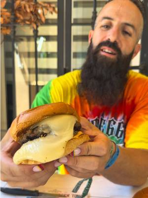 Publi. Este mes recreo mis platos favoritos de la gastronomía de Argentina 🇦🇷 e Italia 🇮🇹 gracias a la burgers del World Burger Tour que ha lanzado supermercados Dia (@dia_esp) y que cada mes nos lleva a sumergirnos en los sabores de dos nuevos países.  Vienen con un QR para hacer la receta del chef Aurelio Morales, pero yo le he metido mi estilo personal para comer con mis hijos. A ver qué te parece.  ¡Si te la haces en casa y crees que superas mi creación…! #DiaSupermercado #EnSerioMuyBien
