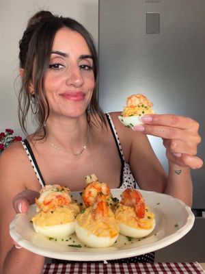 Huevos rellenos de gambas al ajillo 🍳🦐  Ya es hora de que lo pruebes 😍 🗒️ INGREDIENTES: -6 Huevos cocidos -15 gambones o gambas -3 ajos -Guindillas al gusto -Sal y pimienta  Para la mayonesa: -1 huevo -100ml del aceite de las cabezas de las gambas  -100ml de aceite (de oliva suave o girasol) -Sal #recetasfaciles #recetascaseras #huevosrellenos #gambas #cocinaespañola 