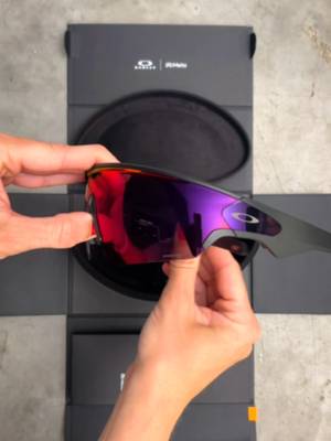 Oakley Meta Vanguard 🕶️  Quand la performance rencontre l'innovation. Configuration rapide. Technologie intégrée. Prêtes à vous suivre partout.🏃🚴 @oakley #oakleymetavanguard #metavanguard