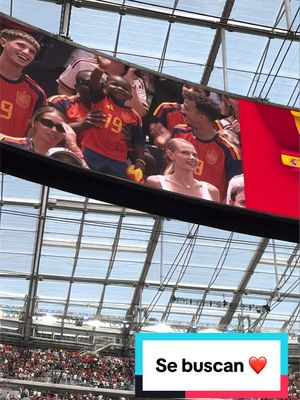 Amor entre hermanos. @Lamine Yamal y el peque siempre se buscan. #VamosEspaña | #CopaMundialFIFA | #tiktokfootballacademy | #fifaworldcup | #España 