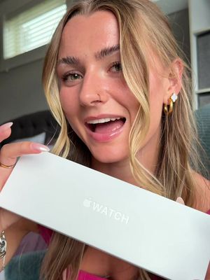 this was long overdue!!!  one of my favorite Apple Watch tricks is using it to mirror my phone camera so I can see myself when I’m filming with my back camera 🙌🏼  brand inquiries - contentbykessa@gmail.com #techunboxing #ugccreator #techugccreator #canadianugccreator #fulltimecontentcreator 