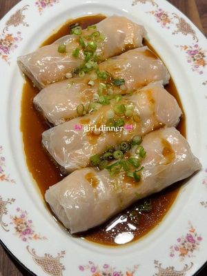 Prawn Rice Rolls 虾肠粉cheats version for girl dinner 🎀  low-effort, high-reward 💅 Makes 4 rolls: THE PRAWNS Marinate 12 peeled prawns for 10 mins in: • 1/2 tsp salt • 1/2 tsp white pepper • 1/2 tsp sesame oil • 1/2 tsp cornstarch THE WRAP You’ll need 8 sheets of rice paper. Dip one sheet in warm water, place 3 prawns in a row, and roll it up. Wrap that roll in a second softened sheet of rice paper for that authentic, thick texture! STEAM Place on a well-oiled heatproof plate (so they don’t stick!) and steam over boiling water for just 3-4 mins until the prawns turn pink. They cook incredibly fast! THE SAUCE Whisk together: • 1/4 cup warm water • 2.5 tbsp light soy sauce • 2 tsp dark soy sauce • 1 tsp oyster sauce • 5 tsp sugar • 1 tsp sesame oil Pour sauce over the hot rolls, & garnish with spring onion. #girldinner #dimsum #EasyRecipe #ricepaper #fyppp 