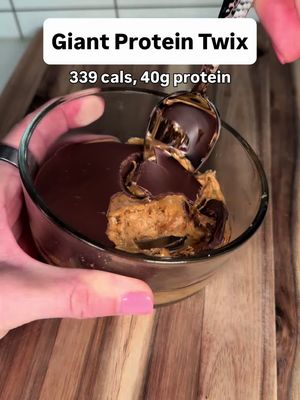 Craving something sweet but still got protein left to hit… 339 cal and 40g of protein in one bowl — shortbread cookie inspired base, secret protein caramel layer, melted chocolate on top. This is the kind of dessert that actually handles your sweet tooth AND hits your protein in one go. The secret is Transparent Labs whey protein isolate — it's the cleanest tasting protein (no chalky aftertaste, mixes well, all made with stevia) so it actually works in a dessert this thick without ruining the texture. It's also why one bowl hits 40g protein without having to load it up with anything else. 🍫 GIANT PROTEIN TWIX 🍫 Cookie base: ● ⅓ cup (60g) Greek yogurt ● 26g (0.75 scoop) Transparent Labs vanilla whey ● 10g peanut butter powder (PB2 or PB Fit) ● ¾ tsp butter or vanilla extract ● ½ tbsp monk fruit powdered sugar ● ½ graham cracker sheet, crushed Caramel layer: ● 15g sugar-free caramel syrup ● 10g peanut butter powder (PB2) ● Optional splash of almond milk to thin Chocolate shell: ● 1 tbsp (14g) Lily's milk chocolate chips 1. Mix all base ingredients and spread into a small dish. Optional: freeze for 1 hour to firm up. 2. Mix the caramel layer separately, then spread evenly on top of the base. Optional: freeze another 15 min. 3. Melt chocolate chips and pour over the top. Freeze 10 min or until set. Macros for the entire bowl: 339 cal / 40P / 33C / 8F