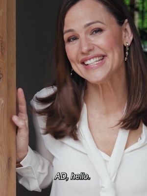 A five-star library, if you ask us. Step inside Jennifer Garner’s cozy California home, where childhood memories shaped a warm and welcoming retreat for her family. Watch the full tour at the link in bio.