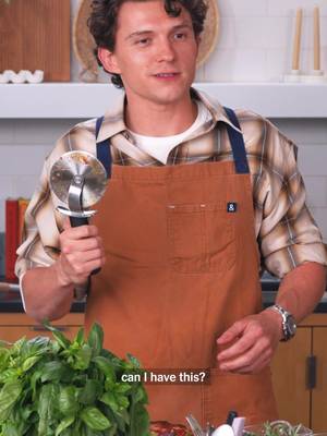 38 seconds of Tom Holland being British #ThePizzaInterview