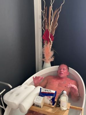 People know me for my morning ice baths, but I actually enjoy a hot bath at night even more. Best of both worlds. 😎🧊♨️ #fyp #Lifestyle 