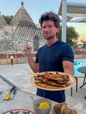 Chicken cutlets on the grill?  Next time you’re making chicken cutlets, throw them on the grill. In Sicily, this is a very popular way to cook them. I cooked them over carbonella di legna (Italian wood charcoal), which gives an incredible smoky flavor while keeping the chicken juicy and the breadcrumb coating crispy. And I like to finish them with a squeeze of a lemon 🍋 Ingredients: Chicken cutlets Breadcrumbs (2/3) Pecorino Romano (1/3, freshly grated) Chopped parsley Olive oil Salt & pepper Lemon juice Instructions: 1. Toss the chicken cutlets with plenty of olive oil, the juice of one lemon, salt, and pepper. 2. In a separate tray, combine the breadcrumbs, Pecorino Romano, parsley, and enough olive oil to keep the mixture moist. 3. Coat each cutlet in the breadcrumb mixture and grill for a few minutes per side until golden and cooked through. 4. Finish with another squeeze of fresh lemon. Oven option: Bake at 400°F (200°C) for about 20 minutes, or until cooked through. #chicken #easyrecipe #fyp 