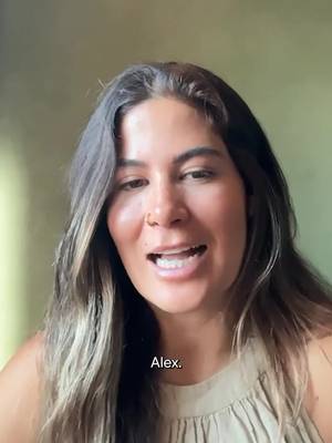 ¿Hasta dónde llegarías por contar una historia? 🗺️ En este nuevo episodio, @alexhcremades nos revela el peligro real que vivió en la frontera de México. 🚨 Un territorio tan hostil que ni las fuerzas de seguridad se atreven a pisar a partir de cierta hora. ☠️⚠️ 🎙️ ¿Quieres escuchar la historia completa? El episodio ya está disponible en el link de la bio. #Holafly #HolaflyPodcast #México #DocumentalDeViajes