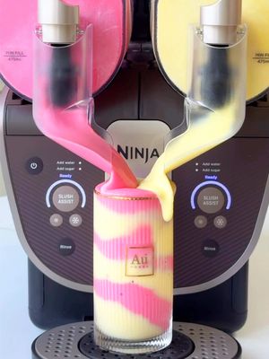 The viral soft serves have FINALLY landed in the UK🤤🍦 30 degrees means we’re making Au Vodka Mango Strawberry Soft Serves🥭🍓 This @Ninja UK Slushi Twist recipe serves two🤝 #auvodka #ninjaslushi #drinktok #drinktiktok #drinktok 