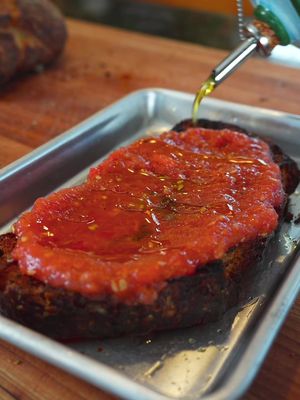 Favorite way to eat peak season tomatoes.   All of my recipes are posted on Provecho! Link in bio. #pancontomate #tomatoes #appetizer #Summer #food 