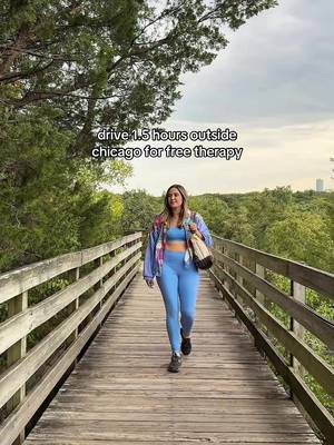 Touching grass and hiking trails is the best therapy when you live in a big city 📍Starved Rock State Park #starvedrock #starvedrockstatepark #midwest #midwesttravel #enjoyillinois 