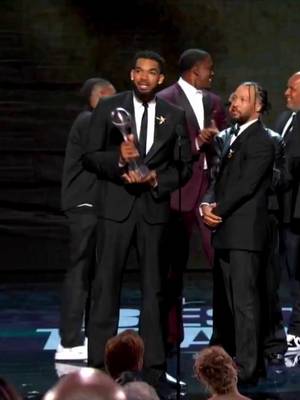 The Knicks win best team at the ESPYs! Brunson: "We want to say thank you to the ESPYs for pulling Josh Hart's invite" 😂