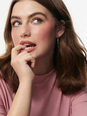 People are always trying to make @ella bright :) blush.  Funny thing is, nobody ever can. Just Rare Beauty’s Soft Pinch Liquid Blush❤️