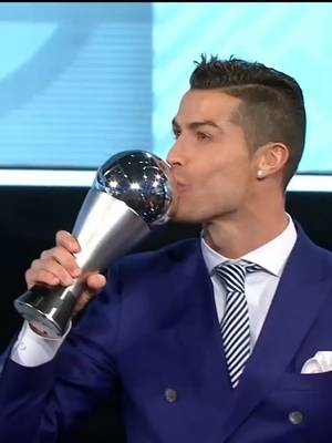 É IMPOSSÍVEL NÃO SE EMOCIONAR COM ESSE VÍDEO... 🥹🇵🇹 Simplesmente uma conversa entre o Cristiano Ronaldo adulto com o Cristianinho, ainda criança 👶 O CR7 pequeno mal sabia o que viria pela frente... GOAT! 🐐7️⃣ 🚨 𝐒𝐄 𝐓𝐄𝐌 𝐂𝐎𝐏𝐀, 𝐄𝐒𝐐𝐔𝐄𝐂𝐄! É na CazéTV! 🤩📺 🎥 zilorkstudios #CopaNaCazéTV #CoberturaCazéTV #Original #cztv04#FIFAWorldCup #CristianoRonaldo #Ronaldo #CR7