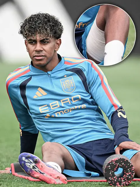🚨 𝐁𝐑𝐄𝐀𝐊𝐈𝐍𝐆: Lamine Yamal did 𝐍𝐎𝐓 train with the squad today due to feeling some muscle discomfort 🤕⚠️ Lamine was spotted wearing bandage on his thigh — but he’s 𝐍𝐎𝐓 𝐀𝐓 𝐑𝐈𝐒𝐊 of missing the World Cup final, Marca reports. The clear plan is for Lamine to 𝐒𝐓𝐀𝐑𝐓 and face Leo Messi in 𝐋𝐄𝐆𝐄𝐍𝐃𝐀𝐑𝐘 clash on Sunday, New York for the World Cup. 𝐆𝐄𝐓𝐓𝐈𝐍𝐆 𝐑𝐄𝐀𝐃𝐘. 🔥🍿