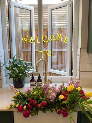 Busy time of the year but trying my best to still enjoy home time 😂 #interiordesign #apartmentdecor #interiorinspo #aesthetichome #londonlife