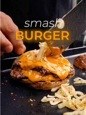 Burgeru cienītāji, šis ir jums! 🍔 Smash burgers nav par biezāku un sulīgāku kotleti, tas ir par perfekti kraukšķīgu garoziņu, kūstošu sieru un to pirmo kodienu, kas liek pateikt… CIK ŠIS IR BOMBĪGI GARDI! 🔥 Ja vēl tas top uz Weber Slate grila, tad atliek tikai saukt draugus pie galda, jo gribēsies vien gatavot vēl un vēl!  #Gourmando #recepte #smashburger #Weber #sadarbība 