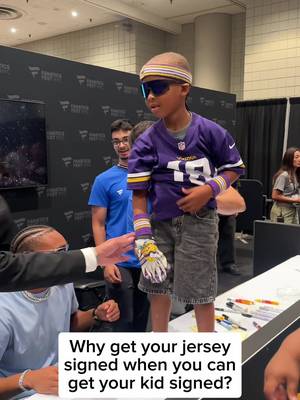 JJ made sure the youngest member of the session left signed. Only at Fanatics Fest
