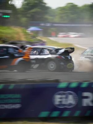 up close with a trackside view of Jansson’s spin 😵‍💫#FIARallycross #EuroRX @Mondello Park 