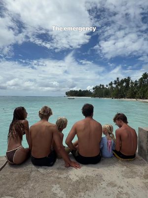Had to jump on this trend 🥰 best of times with the fam!! @kanduivillas we love u! #emergencytrend #family #surftrip #mentawaiisland #indonesia 