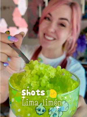 💚 SHOTS DE LIMA LIMÓN ✨ ✨ Con la misma receta que usamos para el falso caviar de frutas podemos sacar esta maravilla😍. No entiendo porqué retiraron este helado, me encantaba. Y si no te apetece congelarlo, puedes usarlo en tus bebidas favoritas  💚 INGREDIENTES ➖ 30 ml de zumo de limón ➖ 30 ml de zumo de lima ➖ 200 ml de agua ➖ 5 gr de endulzante yummy sabor neutro o 50 gr de azúcar ➖ 4 gr de Agar Agar ➖ colorante verde ➖ aceite vegetal suave MUY frío (yo usé aceite de girasol)  ✨ Asegúrate de hervir la mezcla durante  2 minutos   ✨ El aceite frío lo que va a hacer es formar y solidificar las bolitas con un choque térmico. Además ayudará a que queden perfectas ✨ Enjuágalas  en agua muy fría  ✨ Congela durante 30 min y listo  #tiktokespaña #cocinaentiktok #postres 