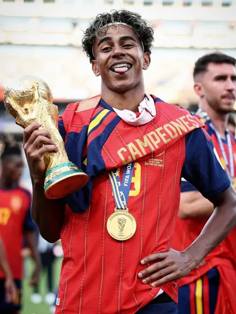 𝐘 𝐐𝐔𝐄 𝐅𝐔𝐄?! 😜🤷🏽‍♂️ …two years later, Lamine Yamal has 𝐃𝐎𝐍𝐄 𝐈𝐓 𝐀𝐆𝐀𝐈𝐍 🏆🏆😎