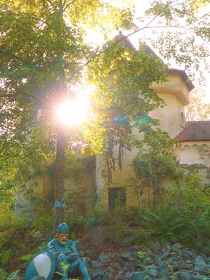 Van dit uitzicht krijg je toch nooit genoeg? 😍 Naar welk sprookje in het Sprookjesbos kun jij uren blijven kijken? 🌳✨ #efteling #bench #view #bank