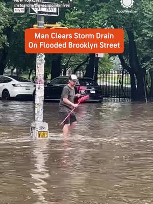 A New York man stepped up to unclog a storm drain as floodwaters rushed through a Brooklyn street, finally allowing the water to drain. 🎥: IG/greenpointknives