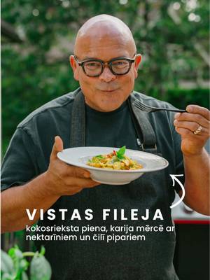 Aukstuma vilnis atkal ir atgriezies pie mums, bet tas nenozīmē, ka vasarai būtu jābeidzas! 😎 Saglabā mājās KARSTU atmosfēru un pagatavo šo pikanto kokosriekstu, karija mērci ar sulīgu vistu, rīsu nūdelēm, nektarīniem un čili 🤤   #gourmando #recepte #lidl #sadarbība