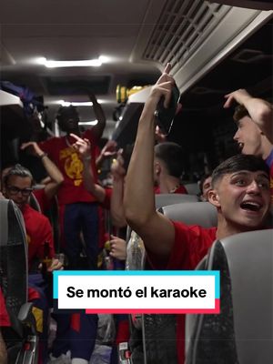 ¿Esto es un autobús o un karaoke? Raphael, Bad Bunny, Leiva… ¡QUÉ SIGA LA FIESTA! #VamosEspaña | #CopaMundialFIFA | #España | #fifaworldcup | #tiktokfootballacademy 