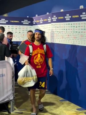 Marc Cucurella spotted leaving the stadium casually carrying the World Cup trophy out in a plain plastic bag😭