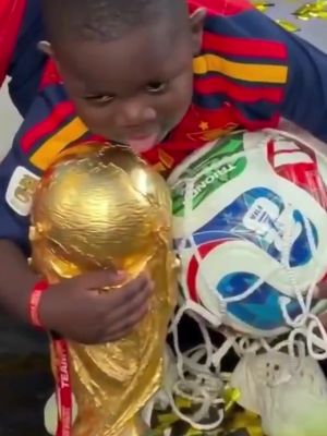 Lamine Yamal’s brother licking the World Cup trophy 😭
