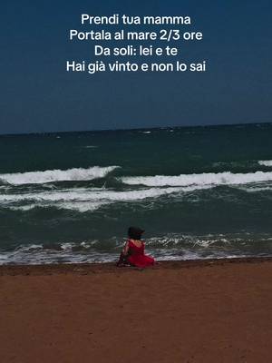 Alcune cose non si possono spiegare… Alcune cose vanno provate, vanno vissute e vanno assaporate fino all’ultima goccia e quando quell’ultima goccia non scende più’ allora è il momento di ripresentarsi al bancone del bar e chiedere di nuovo la stessa bottiglia, con lo stesso gusto perché di quel gusto non potrai mai avere la nausea. Il rapporto con le mamme è così (per lo meno il mio). Un rapporto pieno, di rispetto, di stima, di amore incondizionato, di supporto, di straordinario significato, di ordinaria metafisica, di logica incontrollabile, di misure non misurabili, di foto mai scattate, di attimi fuggenti… Di un qualcosa che va al di là del semplice razionale perché se ci pensiamo bene il rapporto con le mamme ha solo qualcosina di estremamente razionale: il resto è tutto ventre perché in fin dei conti noi apparteniamo alla loro pancia! Ieri sono riuscito a farla distrarre 3 ore rispetto alla sua vita bella ma complessa e mi è bastato questo: tre ore che ne valgono milioni.. Quel filo invisibile che oggi si chiama bluetooth è sempre connesso! Cara Dottoressa (così la chiamo io) questo post non lo vedrai perché per te Instagram è metaverso e forse è bello così 😂 Ciao, non cambiare mai.. #FrankGallucci #Pensieri 