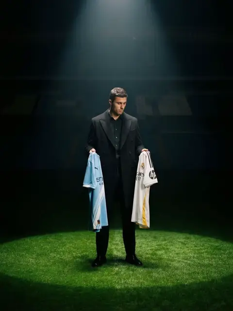 🚨 𝐑𝐄𝐕𝐄𝐀𝐋𝐄𝐃: Rodri still 𝐃𝐑𝐄𝐀𝐌𝐒 of Real Madrid move for this or next summer… but Florentino Pérez does 𝐍𝐎𝐓 want to proceed at current conditions ⚪️❗️ Manchester City have offered Rodri a 𝐍𝐄𝐖 𝐂𝐎𝐍𝐓𝐑𝐀𝐂𝐓 since April and they still insist to try reach an agreement soon 🔵🫱🏻‍🫲🏼 Decision up to Rodri: sign new deal at Man City, wait for Real Madrid… or leave eventually as a free agent in summer 2027.