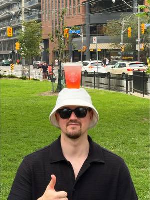 Passionfruit Guava, the summer accessory we can’t live without -- la boisson Refresher fruit de la passion et goyave : l’accessoire dont on ne peut se passer cet été